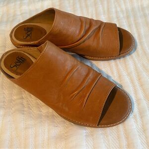 NWOT Sofft Netta leather slide